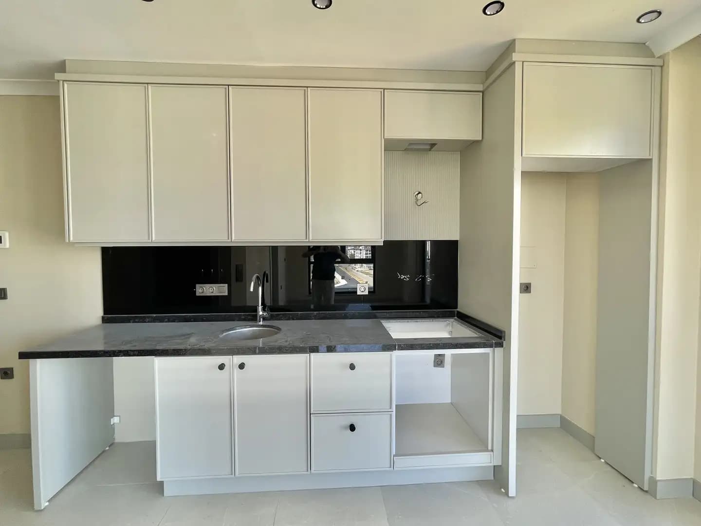 Mahmutlar RK Towers'ta Yatırımlık ve Oturuma Uygun Satılık 1+1 Daire - Görsel 4