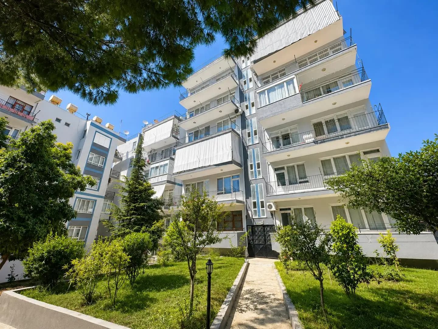 3+1 Wohnung zum Verkauf geeignet für Aufenthalt und Staatsbürgerschaft in Tosmur Güney Kent Site - Bild 1